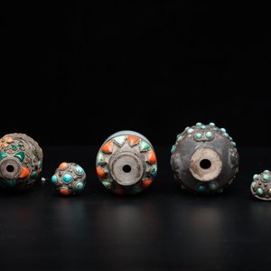 Quatre tabatières en jade aux montures en argent incrusté de pierres, 19/20ème — photo 7