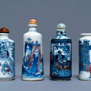 Quatre tabatières en porcelaine de Chine bleu, blanc et rouge, 18/19ème — photo 1