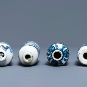Quatre tabatières en porcelaine de Chine bleu, blanc et rouge, 18/19ème — photo 3