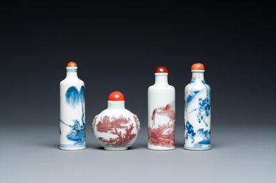 Quatre tabatières en porcelaine de Chine en bleu, blanc et rouge de cuivre, 19/20ème