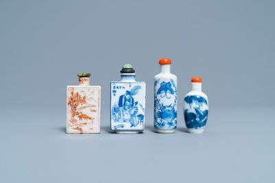 Quatre tabatières en porcelaine de Chine en bleu et blanc et rouge de fer, 19/20ème