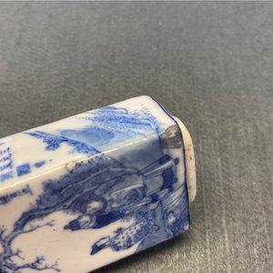 Quatre tabatières en porcelaine de Chine en bleu et blanc et rouge de fer, 19/20ème — photo 11