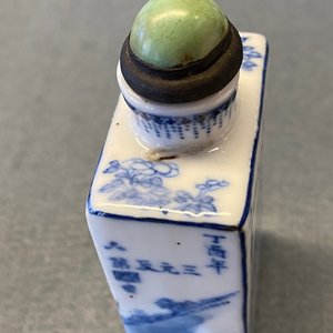 Quatre tabatières en porcelaine de Chine en bleu et blanc et rouge de fer, 19/20ème — photo 13