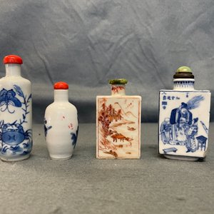 Quatre tabatières en porcelaine de Chine en bleu et blanc et rouge de fer, 19/20ème — photo 17