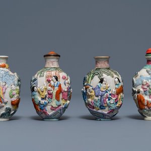 Quatre tabatières en porcelaine de Chine famille rose à décor en relief, 19ème — photo 1