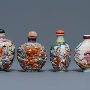 Quatre tabatières en porcelaine de Chine famille rose à décor en relief, 19ème — photo 2