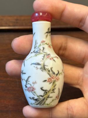 Quatre tabatières en porcelaine de Chine famille rose et rouge de fer, marque de Qianlong and Yongzheng, 19/20ème — photo 25