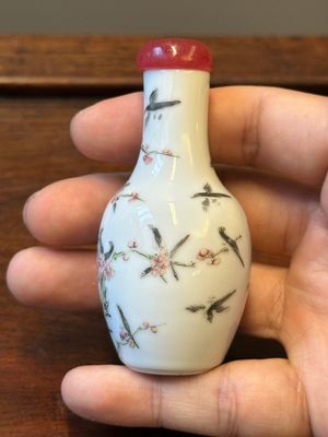 Quatre tabatières en porcelaine de Chine famille rose et rouge de fer, marque de Qianlong and Yongzheng, 19/20ème — photo 26