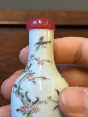 Quatre tabatières en porcelaine de Chine famille rose et rouge de fer, marque de Qianlong and Yongzheng, 19/20ème — photo 29