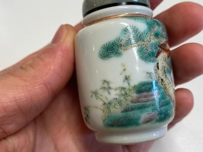 Quatre tabatières en porcelaine de Chine famille rose et verte, 19ème — photo 18
