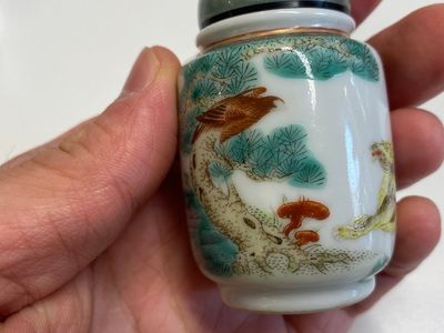 Quatre tabatières en porcelaine de Chine famille rose et verte, 19ème — photo 19