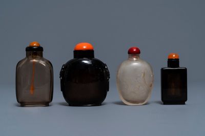 Quatre tabatières en quartz fumé et verre simulant, Chine, 18/19ème