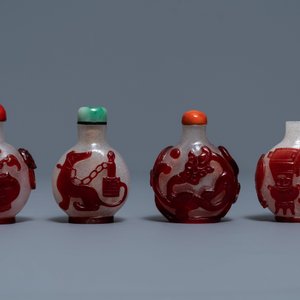 Quatre tabatières en verre rouge overlay sur fond bullé, Chine, 18/20ème — photo 2