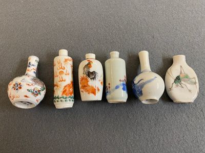 Quatre tabatières et deux vases miniatures en porcelaine de Chine, 19/20ème — photo 2
