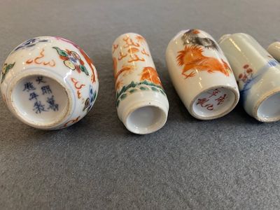 Quatre tabatières et deux vases miniatures en porcelaine de Chine, 19/20ème — photo 3