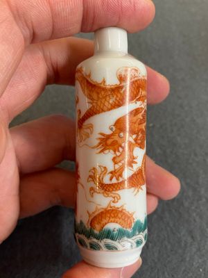 Quatre tabatières et deux vases miniatures en porcelaine de Chine, 19/20ème — photo 8
