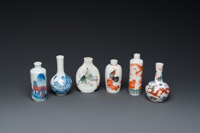 Quatre tabatières et deux vases miniatures en porcelaine de Chine, 19/20ème