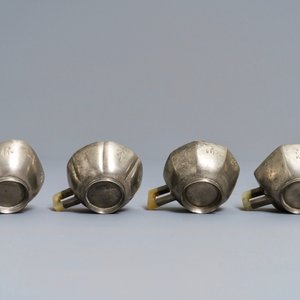 Quatre tasses en grès de Yixing à monture en jade et étain à inscription, Chine, 19/20ème — photo 7
