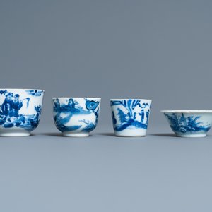 Quatre tasses en porcelaine de Chine en bleu et blanc, 19ème — photo 3