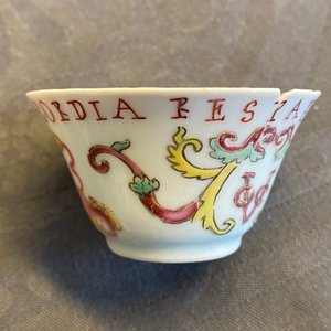 Quatre tasses et deux soucoupes en porcelaine de Chine famille rose, Yongzheng/Qianlong — photo 15