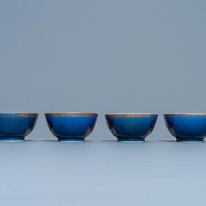 Quatre tasses et soucoupes en porcelaine de Chine à décor doré sur fond bleu monochrome, Qianlong — photo 7