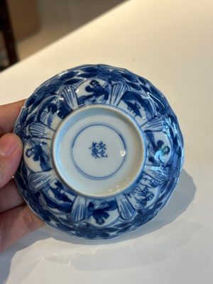 Quatre tasses et soucoupes en porcelaine de Chine en bleu et blanc et un plat à barbe de style Imari, Kangxi Qianlong — photo 13