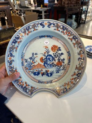 Quatre tasses et soucoupes en porcelaine de Chine en bleu et blanc et un plat à barbe de style Imari, Kangxi Qianlong — photo 2