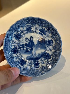 Quatre tasses et soucoupes en porcelaine de Chine en bleu et blanc et un plat à barbe de style Imari, Kangxi Qianlong — photo 9