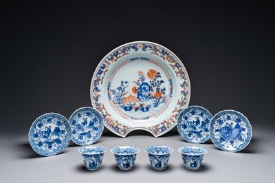 Quatre tasses et soucoupes en porcelaine de Chine en bleu et blanc et un plat à barbe de style Imari, Kangxi Qianlong
