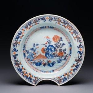 Quatre tasses et soucoupes en porcelaine de Chine en bleu et blanc et un plat à barbe de style Imari, Kangxi Qianlong — photo 2