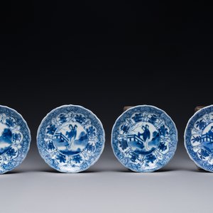 Quatre tasses et soucoupes en porcelaine de Chine en bleu et blanc et un plat à barbe de style Imari, Kangxi Qianlong — photo 4