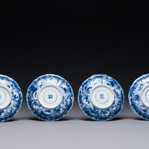Quatre tasses et soucoupes en porcelaine de Chine en bleu et blanc et un plat à barbe de style Imari, Kangxi Qianlong — photo 5