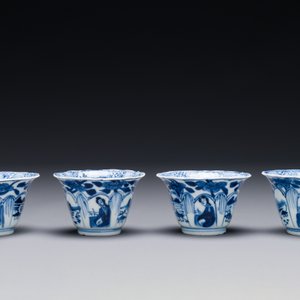 Quatre tasses et soucoupes en porcelaine de Chine en bleu et blanc et un plat à barbe de style Imari, Kangxi Qianlong — photo 6