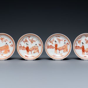 Quatre tasses et soucoupes en porcelaine de Chine en rouge de fer et doré à décor d'un homme et d'une femme à table, Kangxi — photo 2