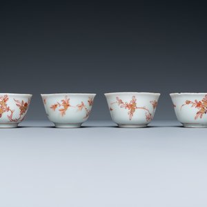 Quatre tasses et soucoupes en porcelaine de Chine en rouge de fer et doré à décor d'un homme et d'une femme à table, Kangxi — photo 6