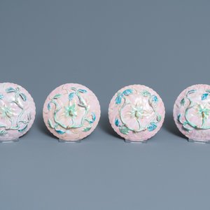 Quatre tasses et soucoupes en porcelaine de Chine famille rose à décor d'écureuils, Yongzheng — photo 3
