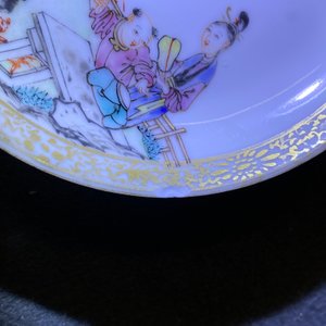Quatre tasses et soucoupes en porcelaine de Chine famille rose à décor mandarin, Qianlong — photo 26