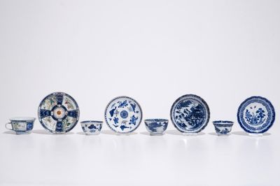 Quatre tasses et soucoupes en porcelaine de Chine famille rose et bleu et blanc, 18/19ème