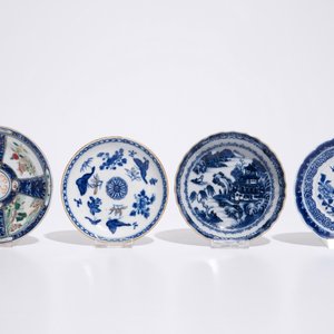 Quatre tasses et soucoupes en porcelaine de Chine famille rose et bleu et blanc, 18/19ème — photo 2