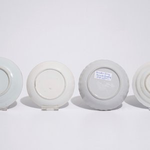 Quatre tasses et soucoupes en porcelaine de Chine famille rose et bleu et blanc, 18/19ème — photo 3