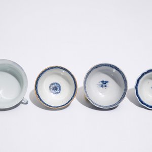 Quatre tasses et soucoupes en porcelaine de Chine famille rose et bleu et blanc, 18/19ème — photo 8