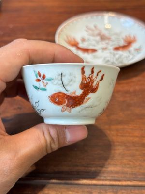 Quatre tasses et soucoupes en porcelaine de Chine famille rose et rouge de fer, Yongzheng/Qianlong — photo 3