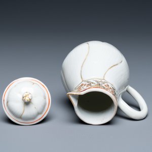 Quatre tasses et soucoupes et une verseuse couverte en porcelaine de Chine en rouge de fer et doré, Yongzheng/Qianlong — photo 14