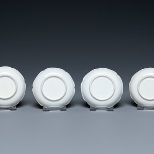 Quatre tasses et soucoupes et une verseuse couverte en porcelaine de Chine en rouge de fer et doré, Yongzheng/Qianlong — photo 3
