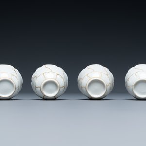 Quatre tasses et soucoupes et une verseuse couverte en porcelaine de Chine en rouge de fer et doré, Yongzheng/Qianlong — photo 8