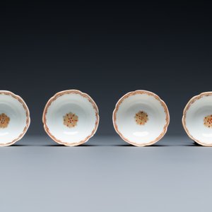 Quatre tasses et soucoupes et une verseuse couverte en porcelaine de Chine en rouge de fer et doré, Yongzheng/Qianlong — photo 9