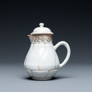 Quatre tasses et soucoupes et une verseuse couverte en porcelaine de Chine en rouge de fer et doré, Yongzheng/Qianlong — photo 10