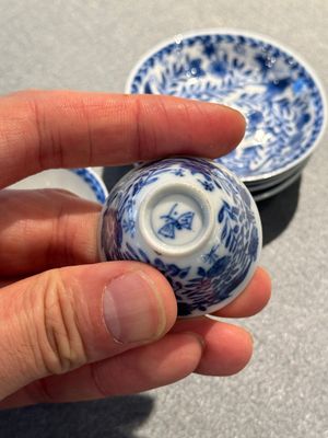 Quatre tasses et soucoupes miniatures en porcelaine de Chine en bleu et blanc, marque papillon, Kangxi — photo 11