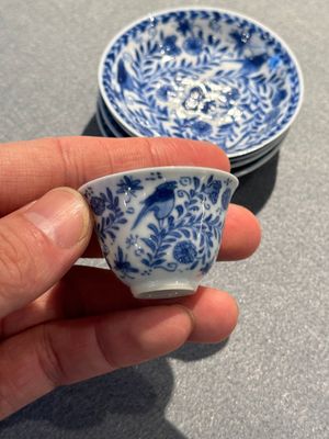 Quatre tasses et soucoupes miniatures en porcelaine de Chine en bleu et blanc, marque papillon, Kangxi — photo 19