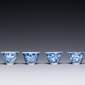 Quatre tasses et soucoupes miniatures en porcelaine de Chine en bleu et blanc, marque papillon, Kangxi — photo 3
